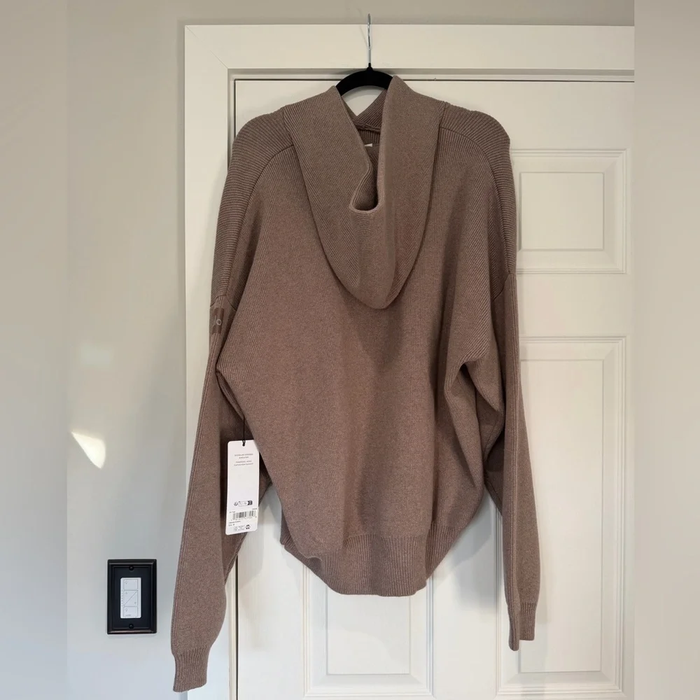 Auth. ✅ ALO Yoga Scholar Hooded Sweater in “Oatmeal Heather” Size Medium🤍🤎